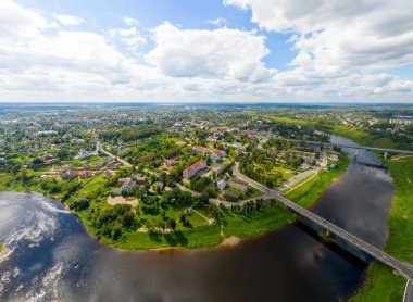 Rzhev, Rusya. Şehir merkezi panoraması. Volga ve setin havadan görünüşü