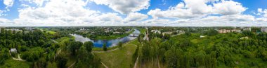 Rzhev, Rusya. Şehir merkezinin Panorama 360 'ı. Volga ve setin havadan görünüşü