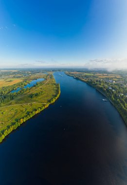 Uglich, Rusya. Volga Nehri. Uglich şehrinin yakınındaki setten. Hava görünümü