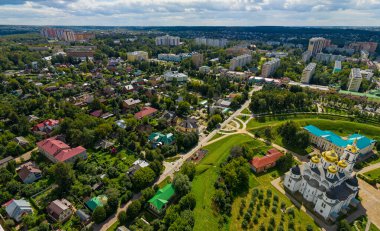 Dmitrov, Rusya. Dmitrov Kremlin 12. yüzyılda kısmen korunmuş eski bir Rus kalesidir. Varsayım Katedrali. Hava görünümü