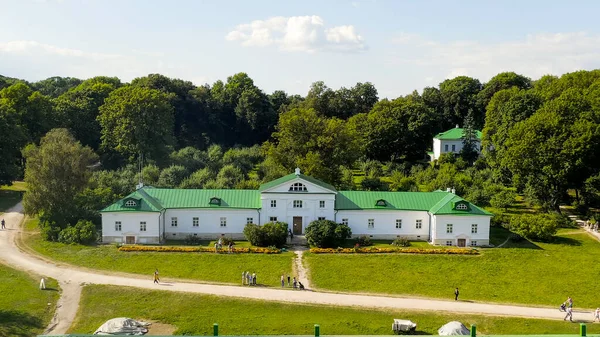 Yasnaya Polyana, Rusya. Lev Nikolaevich Tolstoy, Yasnaya Polyana 'da doğdu ve hayatının çoğunu Havadan Bakış' ta geçirdi.  