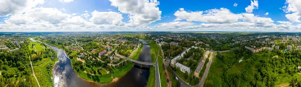 俄罗斯 Rzhev 市中心的全景360号伏尔加河和堤岸的空中景观 — 图库照片