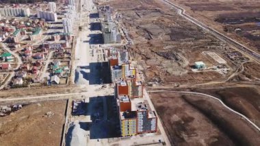 Dolly zoom. Akademicheskiy bölgesindeki yeni ve inşaat evlerini kapsıyor. Ekaterinburg, Rusya