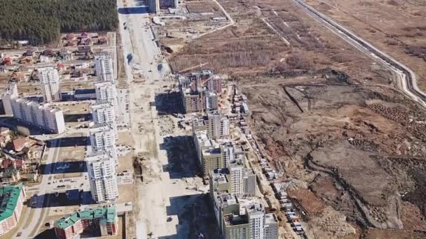 ドリーズームだ。新しく建設中のアカデミチェスキー地区にまたがります。ロシアのエカテリンブルク — ストック動画