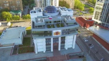 Dolly zoom. Rusya, Ekaterinburg - 7 Haziran 2018: Sverdlovsk Bölgesi Yasama Meclisi. Video