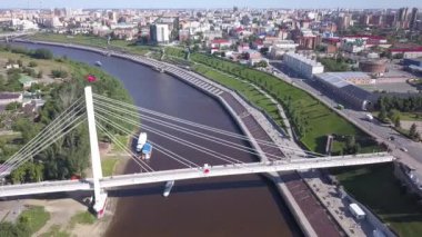 Tyumen şehri, Tura Nehri Embankment 'ı, Aşıklar Köprüsü. Rusya, Tyumen. 4K