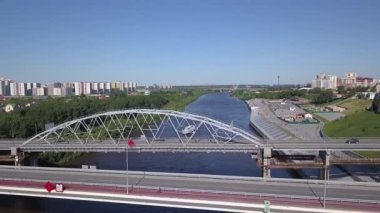 Zevk gemisi Chelyuskintsev otomobil köprüsünün altından geçiyor. Tura nehrinin seti. Rusya, Tyumen. 4K