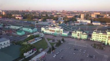 Omsk şehrinin merkez tren istasyonu. İstasyon binası. Gün batımı. - Rusya. 4K