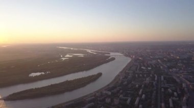Günbatımında Omsk ve Irtysh nehrinin manzarası. - Rusya. 4K
