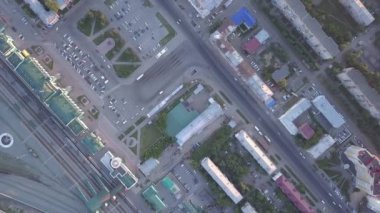 Omsk şehrinin merkez tren istasyonu ve istasyon meydanı. İstasyon binası. Gün batımı. - Rusya. Kafan yukarıda, ateş et. 4K