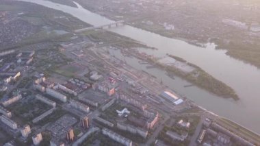 Günbatımında Omsk ve Irtysh nehrinin manzarası. - Rusya. 4K