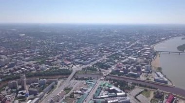 Irtysh ve Om nehirlerinin birleşmesi, şehrin panoramik manzarası. Omsk, Rusya. 4K
