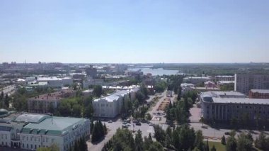 Kutsal Bakire Meryem 'in Varsayımının Katedrali, şehrin panoramik manzarası. Omsk, Rusya. 4K