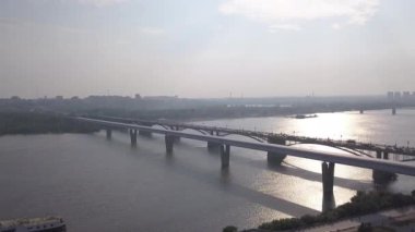 Metro Köprüsü ve Comal Köprüsü. Novosibirsk şehrinin panoraması. Ob nehrinin manzarası. - Rusya. 4K