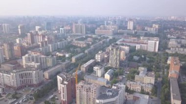 Novosibirsk şehrinin panoraması. Köprüleri ve kadın doğumu manzarası. - Rusya. 4K