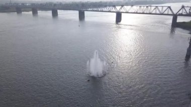 Novosibirsk 'teki ilk demiryolu köprüsü. Novosibirsk şehrinin panoraması. Ob nehrinin manzarası. - Rusya. 4K