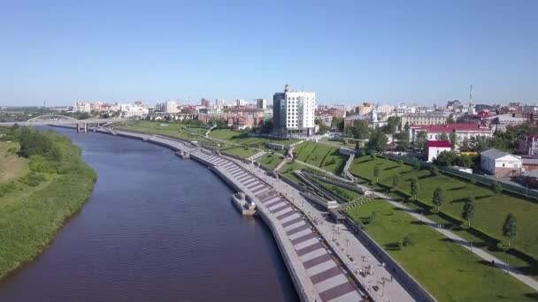 Tyumen şehri, Tura Nehri Embankment 'ı, Chelyuskintsev Otomobil Köprüsü. Rusya, Rusça metin - 432 TYUMEN. 4K — Stok video