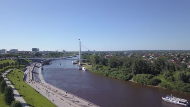 Tyumen, banken av floden Tura, bron över älskare. Ryssland, om den ryska texten - TYUMEN. 4K — Stockvideo