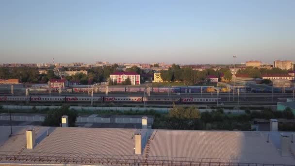 Der Bahnhof der Stadt Omsk. Züge auf den Bahnstrecken. Russland. 4K — Stockvideo