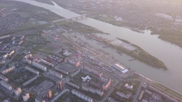 Vista de la ciudad de Omsk y el río Irtysh durante la puesta del sol. Rusia. 4K — Vídeo de stock