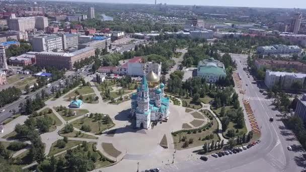 Cathédrale de l'Assomption de la Bienheureuse Vierge Marie, vue panoramique sur la ville. Omsk, Russie. 4K — Video