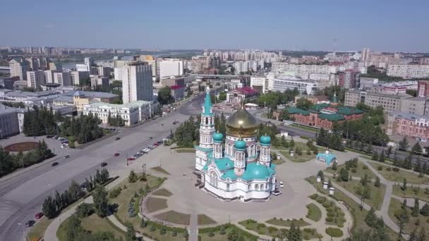 Kutsal Bakire Meryem 'in Varsayımının Katedrali, şehrin panoramik manzarası. Omsk, Rusya. 4K — Stok video