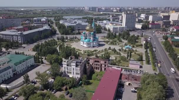 Catedral da Assunção da Bem-Aventurada Virgem Maria, vista panorâmica da cidade. Omsk, Rússia. 4K — Vídeo de Stock