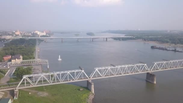 Första järnvägsbron i Novosibirsk. Panorama över staden Novosibirsk. Utsikt över floden Ob. Ryssland. 4K — Stockvideo