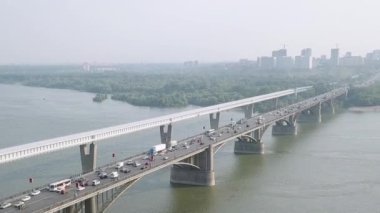 Dolly zoom. Metro Köprüsü ve Comal Köprüsü. Novosibirsk şehrinin panoraması. Ob nehrinin manzarası. Rusya