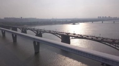 Metro Köprüsü ve Comal Köprüsü. Novosibirsk şehrinin panoraması. Ob nehrinin manzarası. - Rusya. 4K
