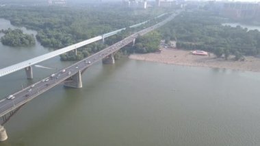 Metro Köprüsü ve Comal Köprüsü. Novosibirsk şehrinin panoraması. Ob nehrinin manzarası. - Rusya. 4K