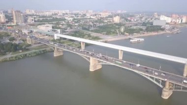 Metro Köprüsü ve Comal Köprüsü. Novosibirsk şehrinin panoraması. Ob nehrinin manzarası. - Rusya. 4K