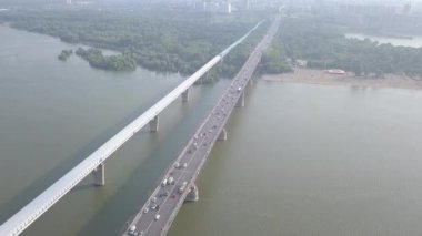 Metro Köprüsü ve Comal Köprüsü. Novosibirsk şehrinin panoraması. Ob nehrinin manzarası. - Rusya. 4K