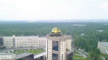 Dolly zoom. Novosibirsk Devlet Üniversitesi 'nin yeni ana binası. Novosibirsk, Rusya. Akademgorodok
