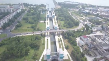 Ob Nehri 'ndeki Novosibirsk hidroelektrik santralinin nakliye geçidi. 4K