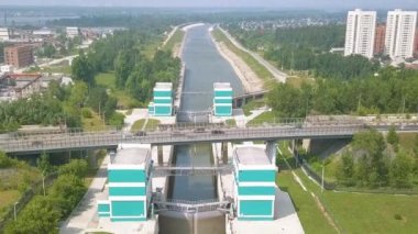 Dolly zoom. Ob Nehri 'ndeki Novosibirsk hidroelektrik santralinin nakliye kapısı.