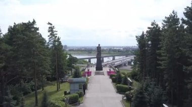 Kuzbass madencilerinin anısına dikilmiş anıt. Kemerovo şehri. - Rusya. 4K