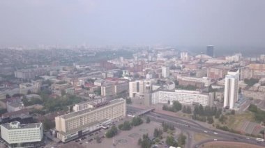 Şehir saati. Tiyatro meydanı. Şehir yönetimi. Krasnoyarsk şehrinin panoraması. - Rusya. 4K