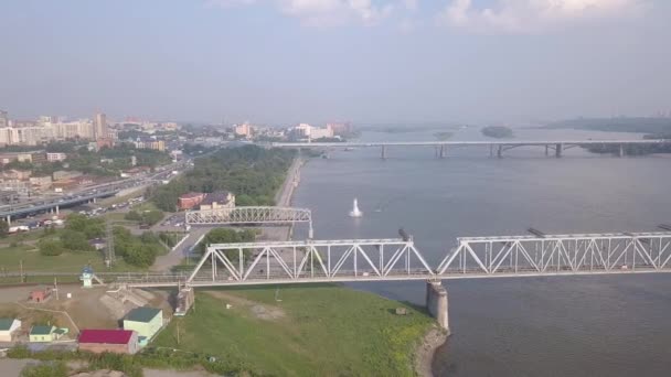 Primeira ponte ferroviária em Novosibirsk. Panorama da cidade de Novosibirsk. Vista para o rio Ob. A Rússia. 4K — Vídeo de Stock