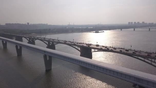 Metro Bridge och Communal Bridge. Panorama över staden Novosibirsk. Utsikt över floden Ob. Ryssland. 4K — Stockvideo