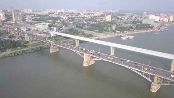 Podul de metrou și Podul Comun. Panorama orașului Novosibirsk. Vedere pe râul Ob. Rusia. 4K — Videoclip de stoc