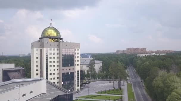 El nuevo edificio principal de la Universidad Estatal Novosibirsk. Novosibirsk, Rusia. Akademgorodok. 4K — Vídeo de stock