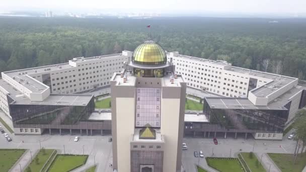 El nuevo edificio principal de la Universidad Estatal Novosibirsk. Novosibirsk, Rusia. Akademgorodok. 4K — Vídeo de stock