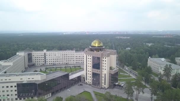 El nuevo edificio principal de la Universidad Estatal Novosibirsk. Novosibirsk, Rusia. Akademgorodok. 4K — Vídeo de stock