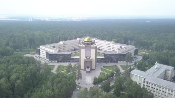 Den nya huvudbyggnaden vid Novosibirsk State University. Novosibirsk, Ryssland. Det är Akademgorodok. 4K — Stockvideo