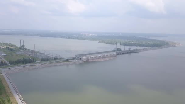 Novosibirsk Hidroelektrik Santrali, Novosibirsk 'in Sovyet bölgesinde Ob Nehri üzerinde bulunan bir hidroelektrik santralidir. Ob Nehri 'ndeki tek hidroelektrik santrali. 4K — Stok video