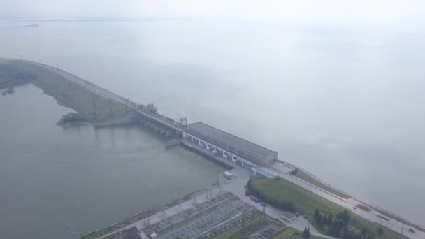 Novosibirsk Hidroelektrik Santrali, Novosibirsk 'in Sovyet bölgesinde Ob Nehri üzerinde bulunan bir hidroelektrik santralidir. Ob Nehri 'ndeki tek hidroelektrik santrali. 4K — Stok video