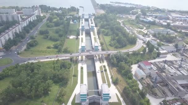 Passerelle maritime de la centrale hydroélectrique de Novossibirsk sur la rivière Ob. 4K — Video