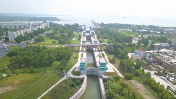 Passerelle maritime de la centrale hydroélectrique de Novossibirsk sur la rivière Ob. 4K — Video