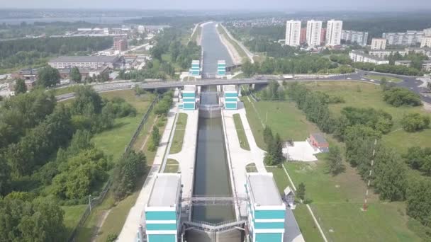 La puerta de embarque de la central hidroeléctrica Novosibirsk en el río Ob. 4K — Vídeos de Stock